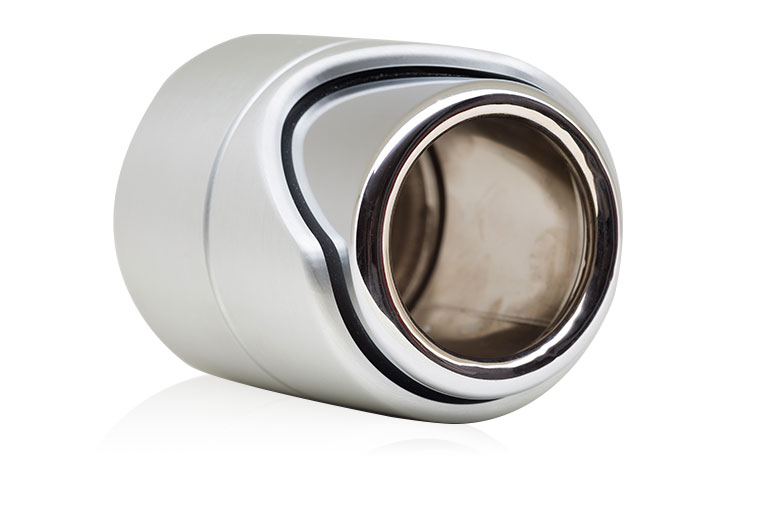 Terminale di scarico in acciaio inox lucidato e cromato a forma circolare con guscio esterno in alluminio anodizzato. Terminale di scarico in acciaio inox lucidato e cromato a forma circolare con guscio esterno in alluminio anodizzato.