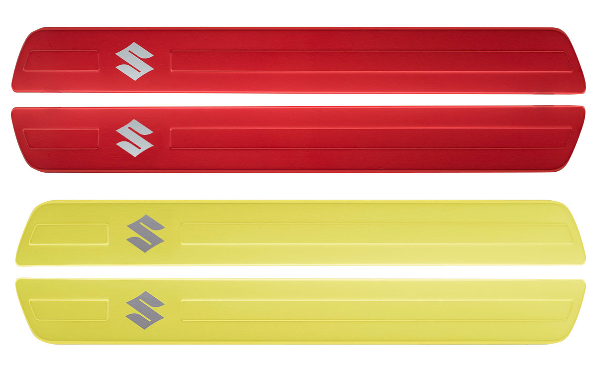 Batticalcagno in alluminio anodizzato in diversi colori e con finiture lucide e satinate. Batticalcagno in alluminio anodizzato in diversi colori e con finiture lucide e satinate.