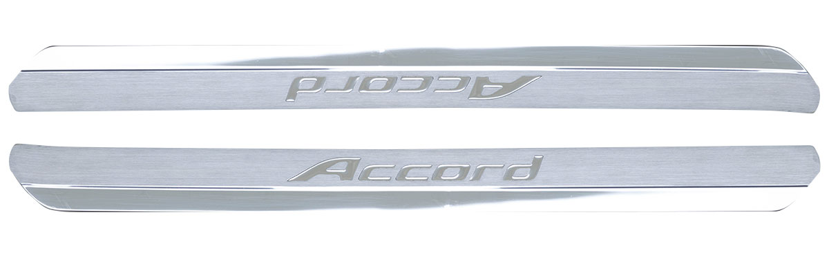 Batticalcagno in acciaio inox con finiture lucide e satinate. Batticalcagno in acciaio inox con finiture lucide e satinate.